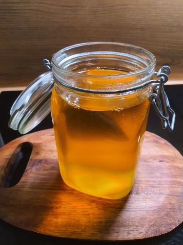 Ghee - flüssiges Butterschmalz in einem Glas mit Bügelverschluss