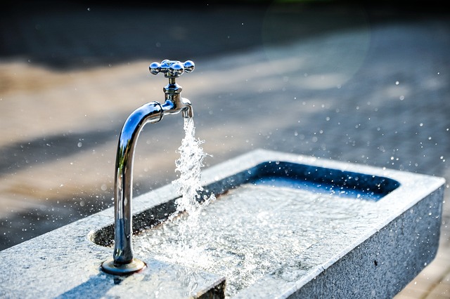 Wasserhahn mit fließendem Wasser